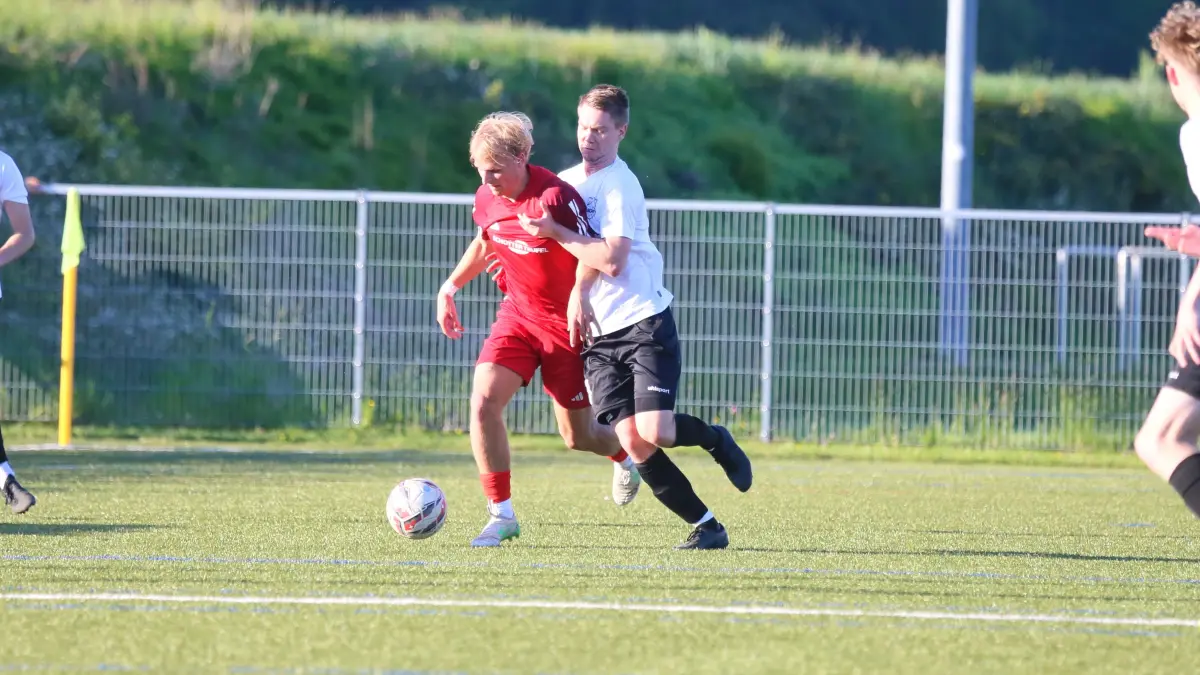 Die Straßberger (rote Trikots) wollen am Samstag in Poltringen die erste Relegations-Hürde nehmen.