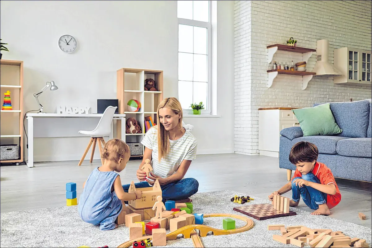 Dauerhaft warme Füße und ein angenehmes Wohnklima. Eine Fußbodenheizung lässt sich auch in älteren Gebäuden verbauen. Allerdings sollte dies von Fachbetrieben bewerkstelligt werden.⇥Foto: Studio Romantic/AdobeStock/SG Weber/txn