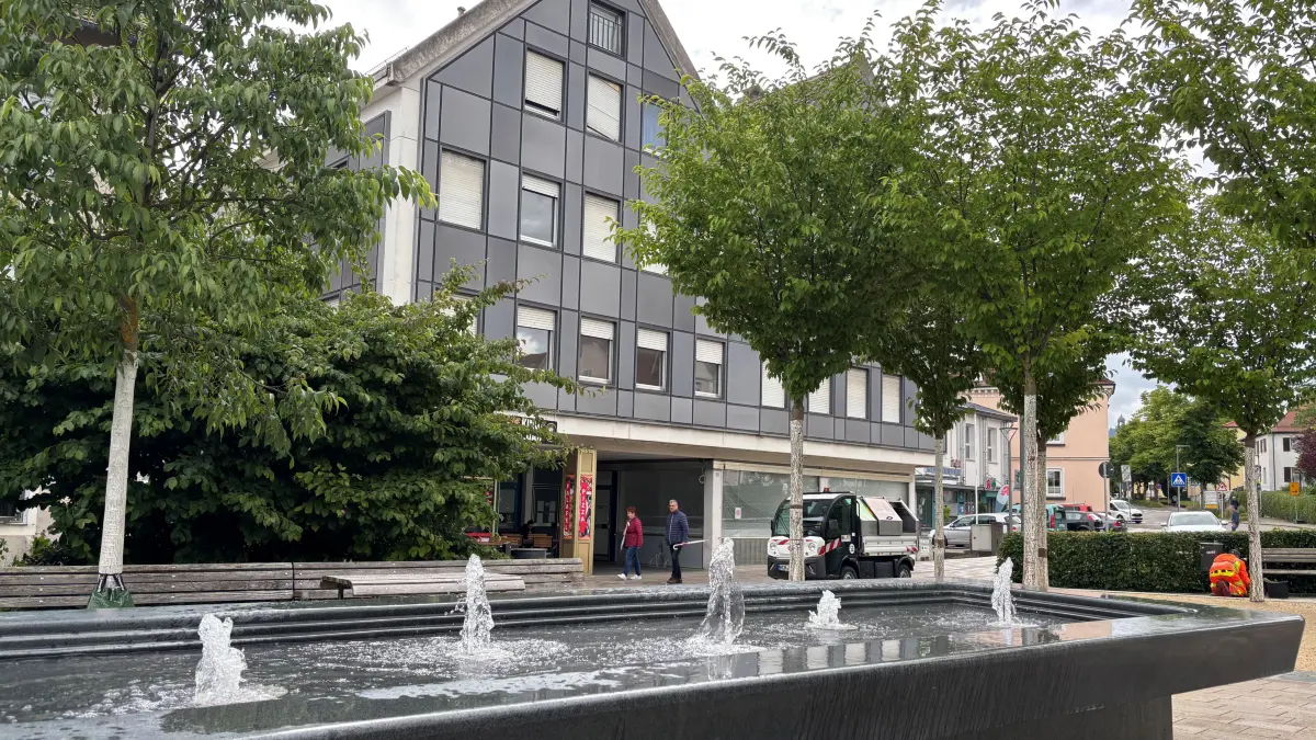 Das Gebäude Obertorplatz 19, bis 2019 die Adresse der Hohenzollerischen Zeitung, hat erneut den Besitzer gewechselt. Ein Geschäftsmann aus der direkten Hechinger Umgebung will entweder sanieren oder abreißen und neu bauen. Final soll wieder ein Wohn- und Geschäftshaus am Platz stehen.