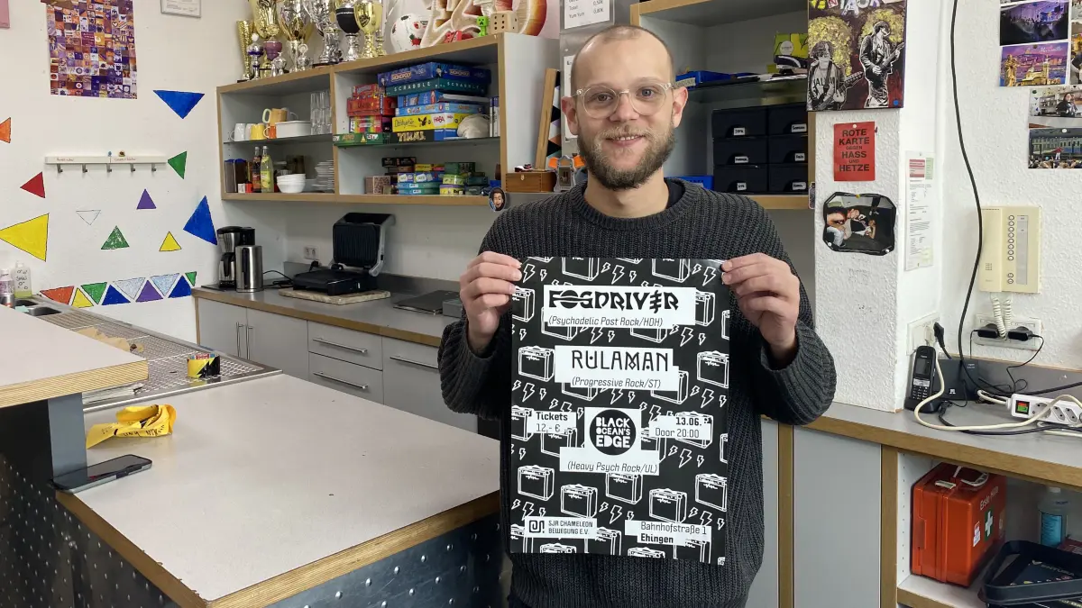 Moritz Bussinger mit dem Plakat für die "Stoner Rock Night". Rockmusik sei seiner Erfahrung nach eher etwas für junge Erwachsene. Teenager hörten lieber HipHop - gerne mit deutschen Texten.
