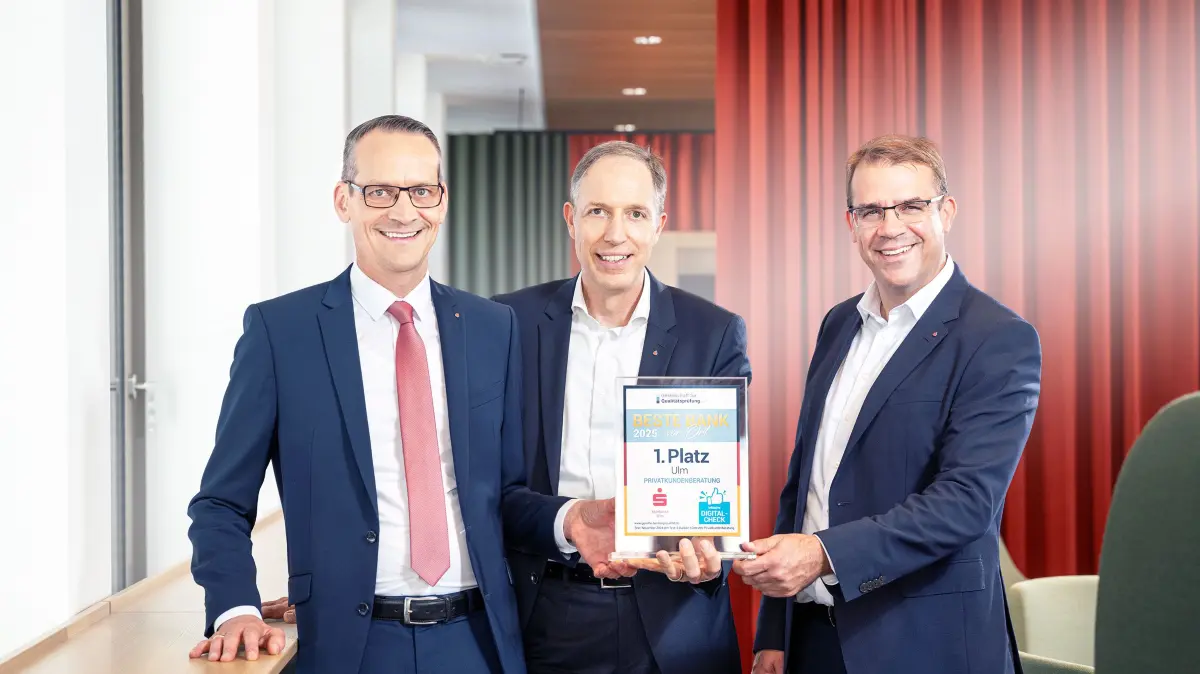 Der Gesamtvorstand der Sparkasse Ulm (v.li.:) Ulrich Heisele, Mitglied des Vorstandes, Dr. Stefan Bill, Vorsitzender des Vorstandes und Andreas Haltmayr, Mitglied des Vorstandes