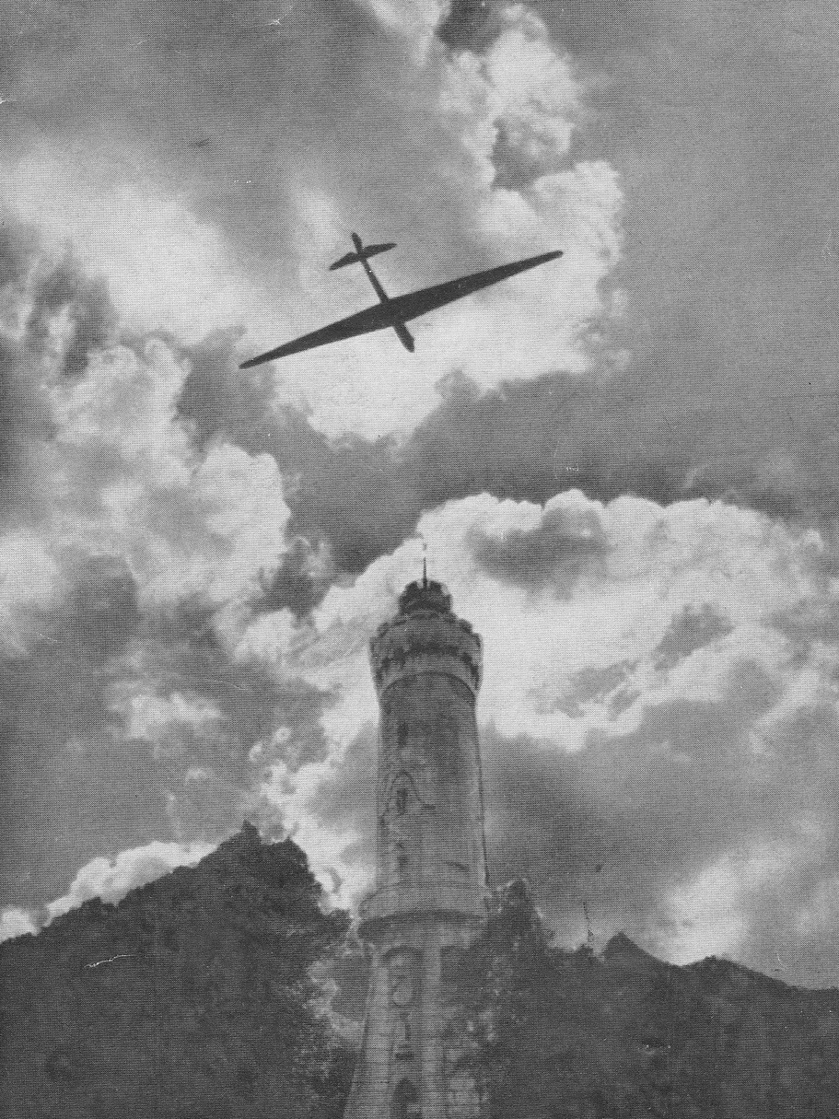Segelflieger über dem Ebinger Schlossfelsen. Ende der 1950er-Jahre begann der Leistungssegelflug im heutigen Raum Albstadt.
