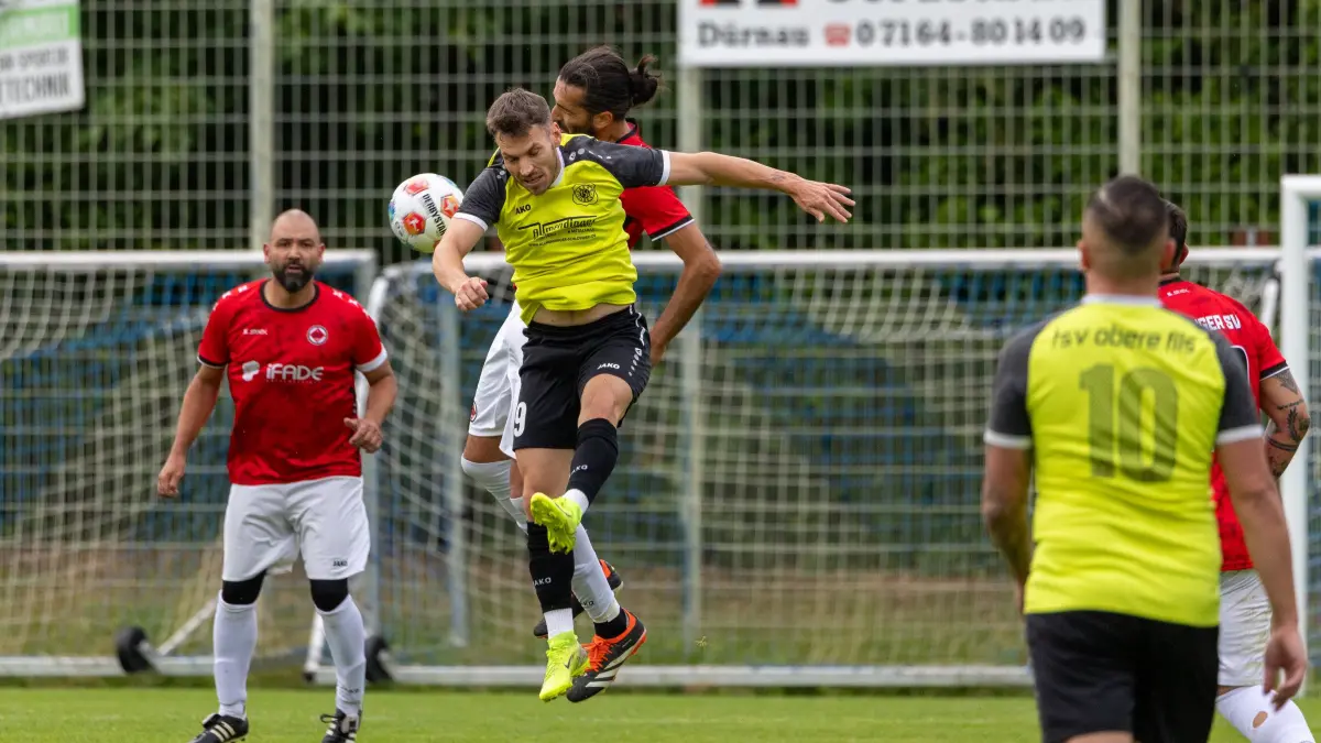 TSV Obere Fils (gelb) vs. 1.Göppinger SV II (rot), Fußball, Entscheidungsspiel 2 in A3 - Bezirk Neckar/Fils, Saison 2025/2026, Rasenplatz Kornberghalle, Frühlingsstraße 5, 73105 Dürnau, 11.06.2026 - 18:30 Uhr: Max Pradler (TSV Obere Fils #09)
TSV Obere Fils (gelb) vs. 1.Göppinger SV II (rot), Fußball, Entscheidungsspiel 2 in A3 - Bezirk Neckar/Fils, Saison 2025/2026, Rasenplatz Kornberghalle, Frühlingsstraße 5, 73105 Dürnau, 11.06.2026 - 18:30 Uhr,
Foto: PhotoPeet / Sport- & Eventfotografie / Peter Harich