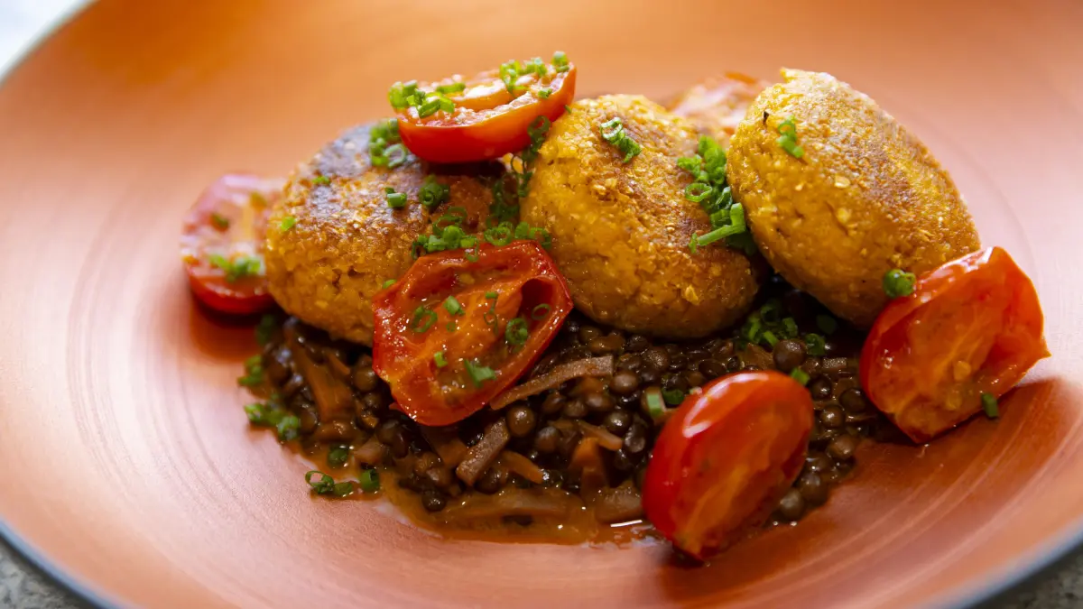 GZ-Rezept mit Dennis Straubmüller - Lupinenbratlinge mit cremigen Alb-Linsen und geschmolzenen Tomaten