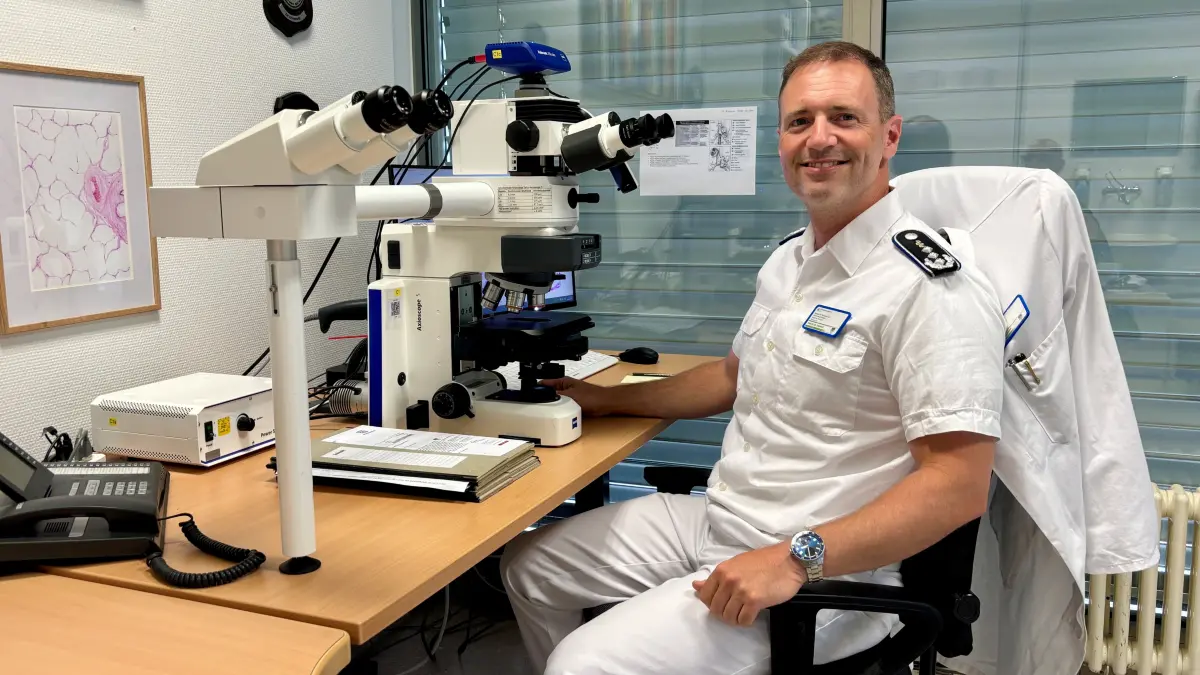 Das Mikroskop ist nicht weit weg: Prof. Konrad Steinestel an seinem Schreibtisch.