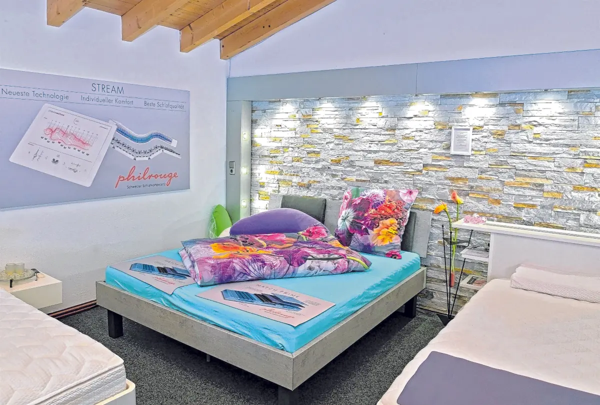 Das Bettenstudio der Kobe GmbH in Reutlingen-Rommelsbach. Angefangen hat das 1996 gegründete Unternehmen mit dem Verkauf von Wasserbetten. Auch Traumküchen nach Maß und individuellen Wünschen fertigen Michael Kobe und sein Team in der eigenen Schreinerei.