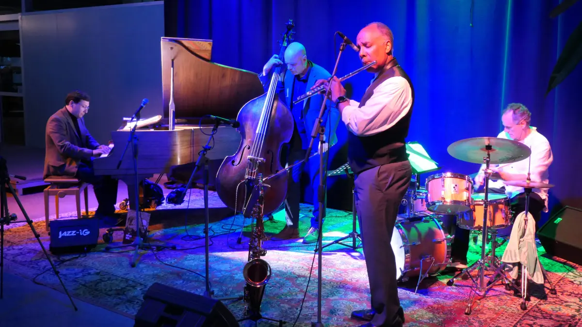 Don Braden (vorne) mit dem Pianisten Stefan Sirbu, dem Bassisten Joris Teepe und dem Schlagzeuger Steve Altenberg beim Gastspiel im ehemaligen Tresor im Weberpark.