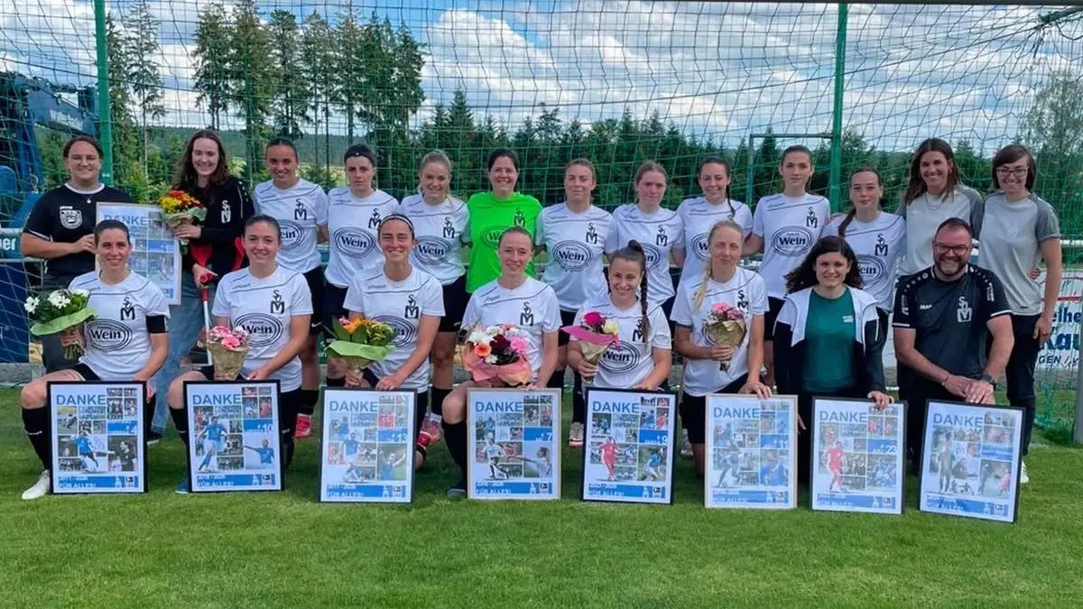 Ein Bild für die Ewigkeit: Das vorerst letzte Foto der Frauenmannschaft des SV Musbach. Am letzten Verbandsspieltag wurden zahlreiche Spielerinnen verabschiedet.