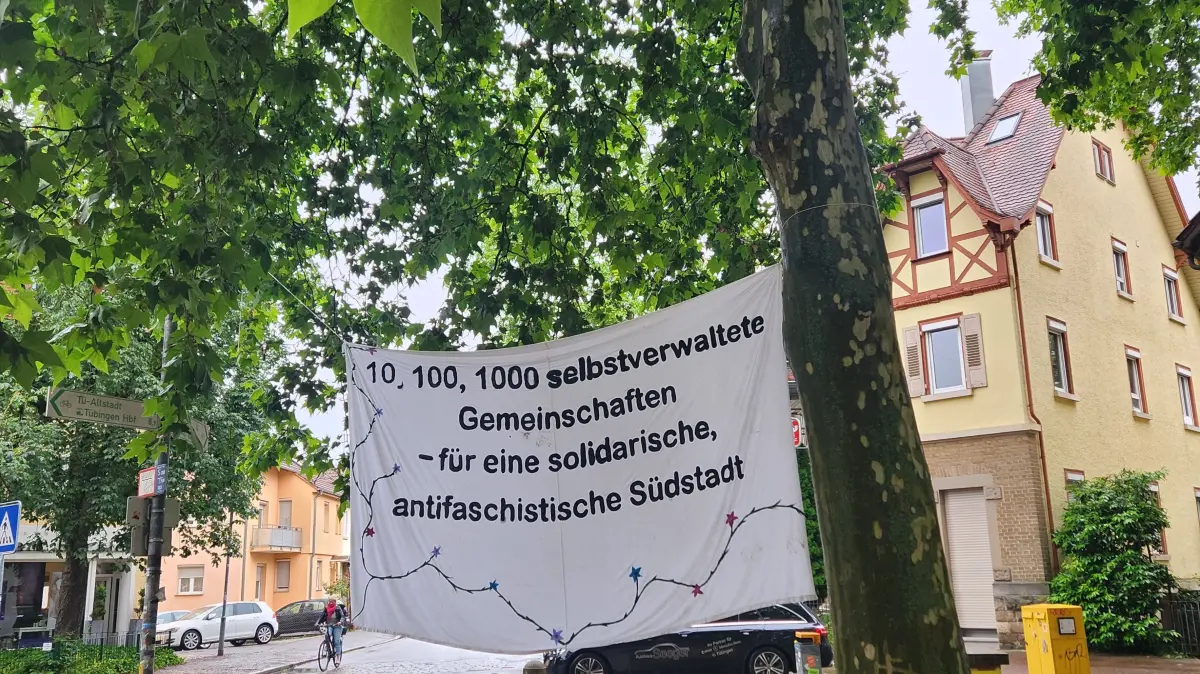 Ein Banner am Sternplatz, das bei der Kundgebung am Donnerstagabend aufgehängt wurde. Von einer antifaschistischen Südstadt ist darauf die Rede.