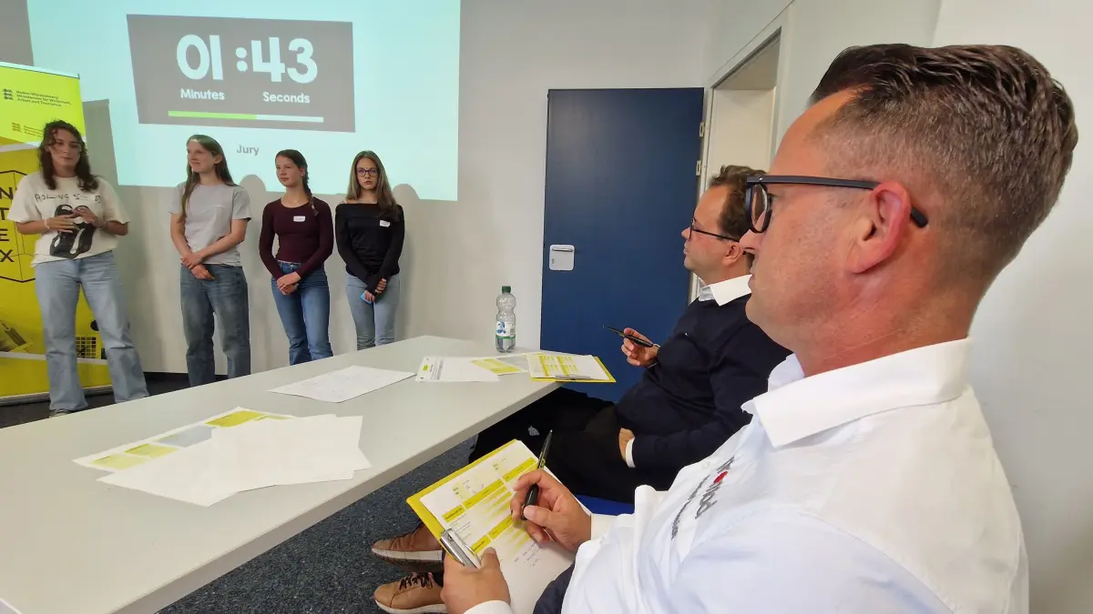 Die Uhr tickt: Während eine Schülergruppe auf der Bühne ihr Konzept pitcht, prüfen die Juroren Stefan Vonderschmidt (vorne) und Florian Schmid die Ideen auf Herz und Nieren.