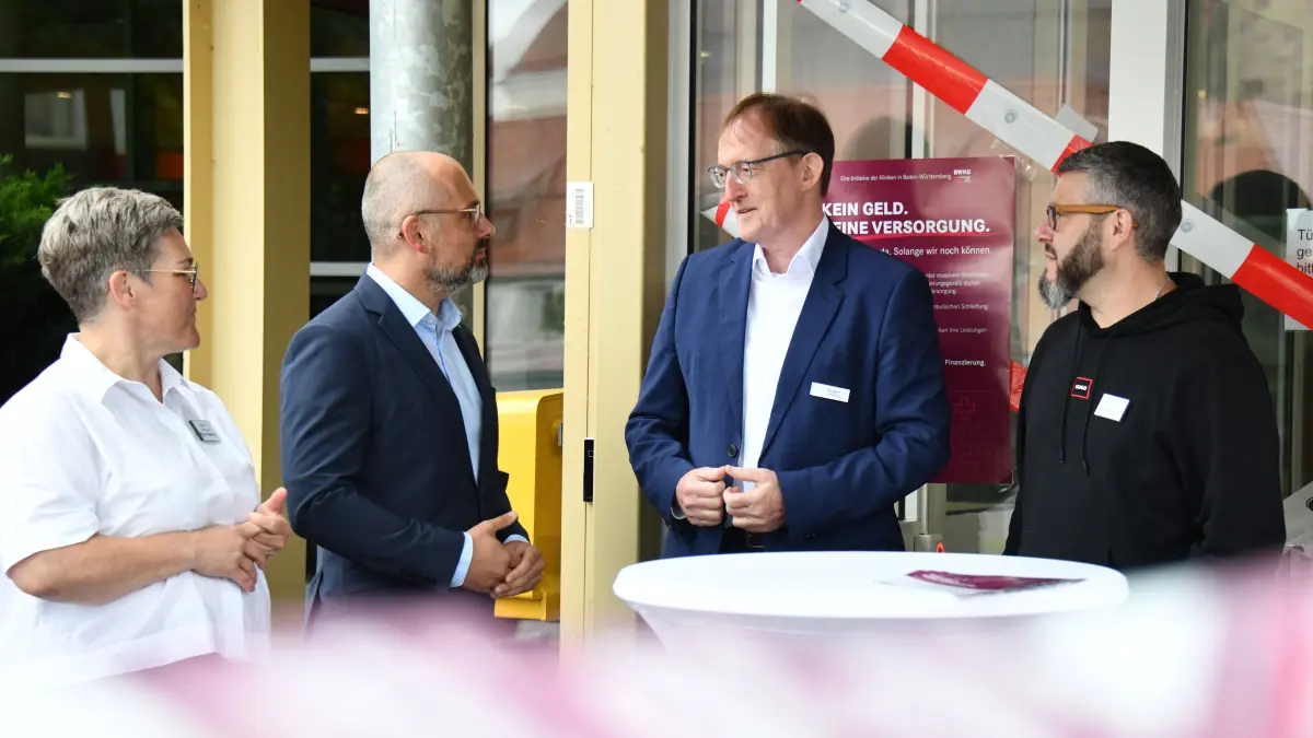 Informierten vor symbolisch verschlossenen Türen: ADK-Geschäftsführer Markus Mord (Zweiter von rechts) und das Team des Klinikums Ehingen.