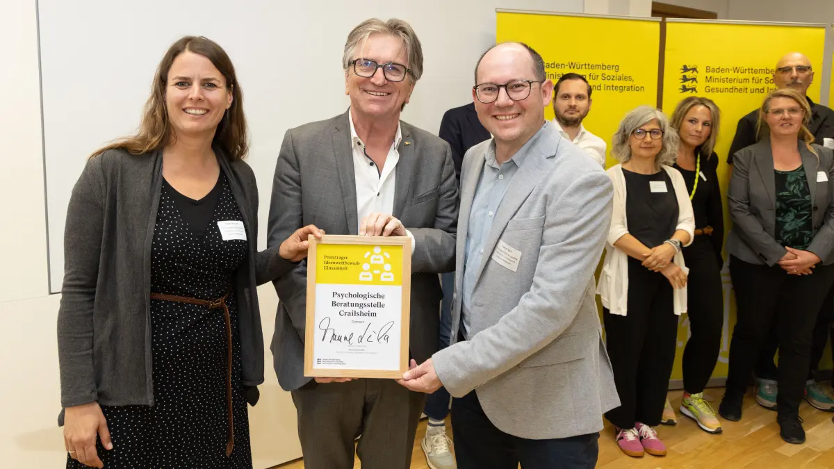 Der Minister für Soziales und Gesundheit Manne Lucha hat den Preis zum Ideenwettbewerb Einsamkeit verleihen.