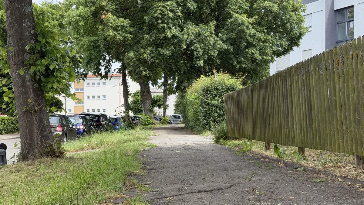 Die Sanierung des Gehwegs entlang der Stauffenbergstraße auf dem Schlossberg war Thema im Bauausschuss.