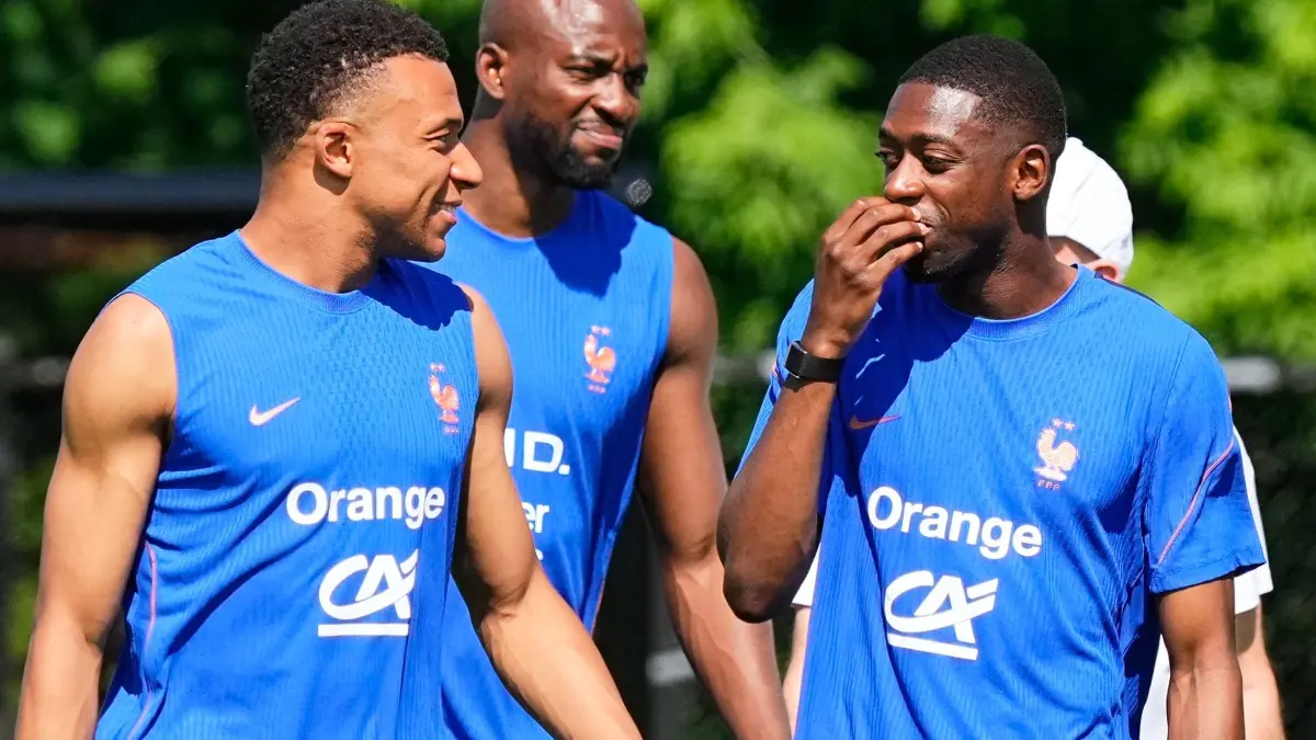 WM 2026 - Frankreichs Nationalmannschaft: 12.06.2026, USA, Waltham: Der Franzose Kylian Mbappé und der Franzose Ousmane Dembélé unterhalten sich während einer Trainingseinheit im Rahmen der FIFA-Fußball-Weltmeisterschaft im französischen Quartier in Waltham in Massachusetts in der Nähe von Boston. Foto: Martin Meissner/AP/dpa +++ dpa-Bildfunk +++