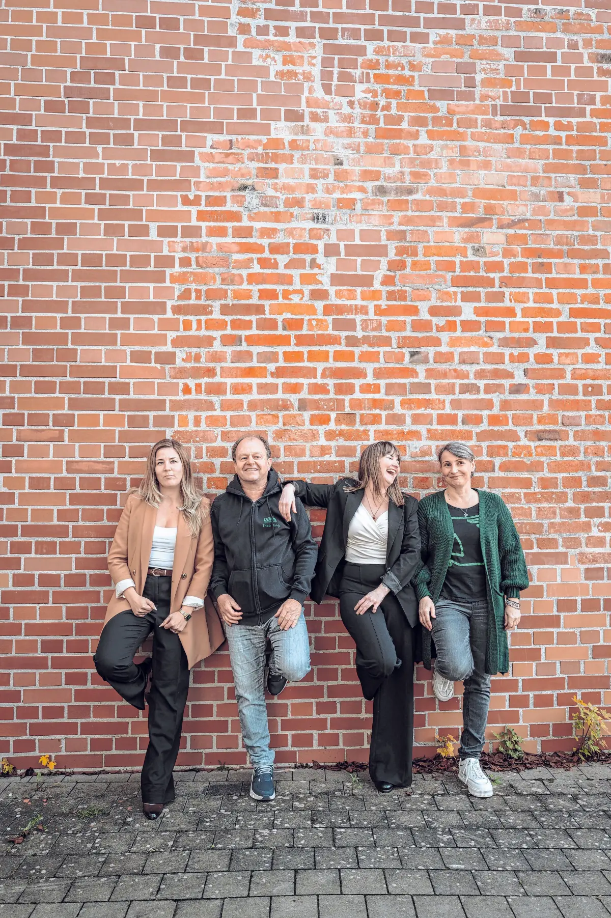 Jacqueline Lee Wosny, Theo Ring, Rebecca Jäger und Simone Hartmann (von links) beraten Kunden rund um die Themen Versicherungen, Vorsorge und Vermögensplanung.