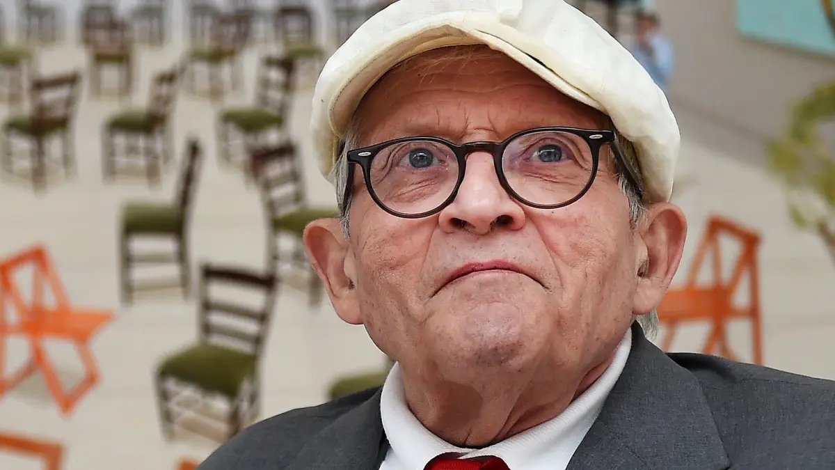 Künstler David Hockney: ARCHIV - 14.05.2015, Großbritannien, London: Der britische Künstler David Hockney sitzt in der Ausstellung seiner Werke "Malerei und Fotografie" in der Galerie Annely Juda Fine Art. (zu dpa: «Britischer Maler David Hockney gestorben») Foto: Andy Rain/EPA/dpa +++ dpa-Bildfunk +++