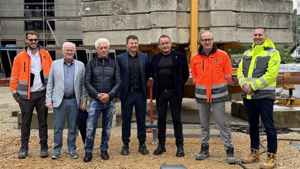 Freuen sich gemeinsam über das Richtfest beim Pflegepark Onstmettingen: Bauleiter Anton Klenz, Ortsvorsteher Jürgen Kurz, Servicehaus-Geschäftsführer Richard Wolfframm, Bauunternehmer Martin Bimbach, Baubürgermeister Roland Schmidt, Ten Brinke Niederlassungsleiter Jürgen Fritz und Projektleiter Sebastian Wittek (von links).