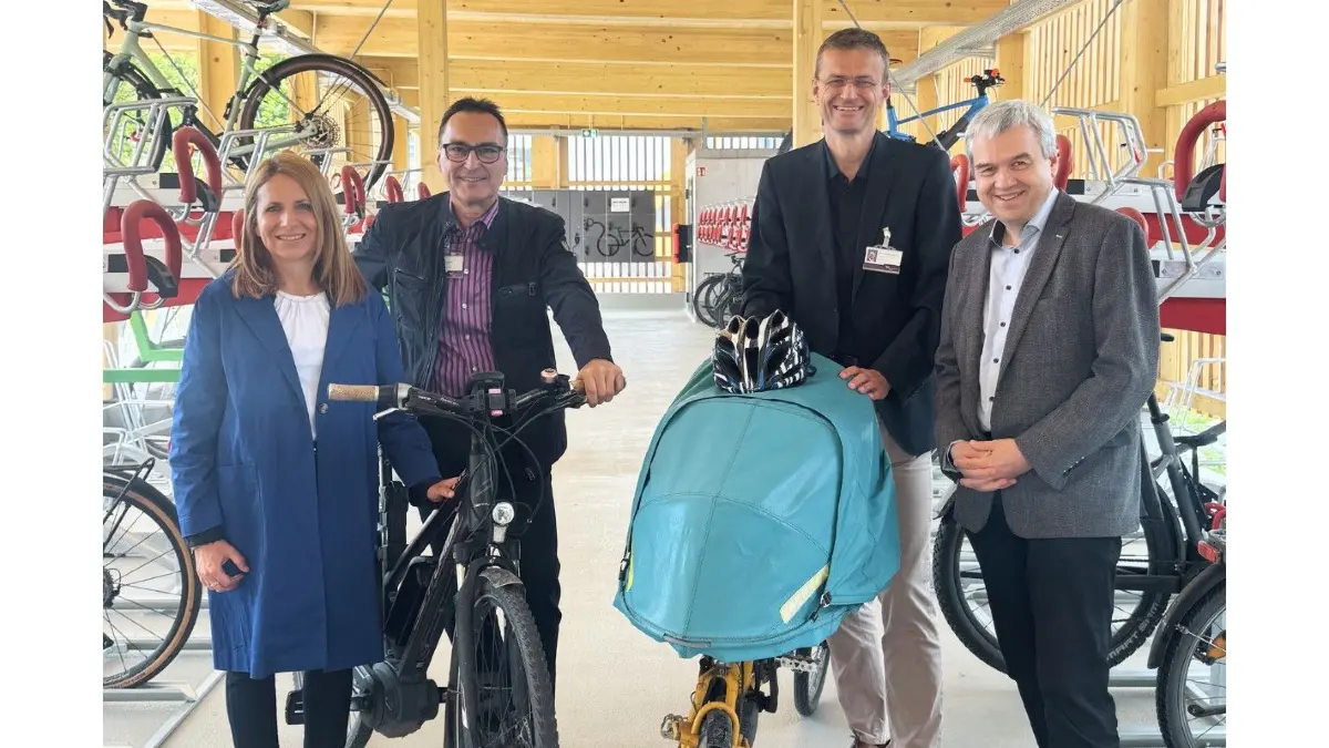 Promis eröffnen das neue Radparkhaus (von links): Daniela Harsch, kaufmännische Direktorin, Klaus Tischler, Pflegedirektor, Prof. Jens Maschmann, leitender ärztlicher Direktor und Markus Till, Leiter Geschäftsbereich Bau.⇥Foto: UKT