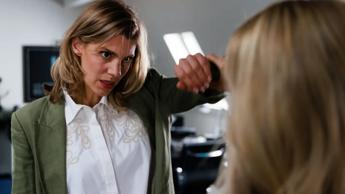 Stella (Bettine Langehein, l.) findet heraus, warum sie ihren Job verloren hat und gerät mit ihrer Mutter Patrizia (Miriam Lahnstein) in einen folgenschweren Streit...