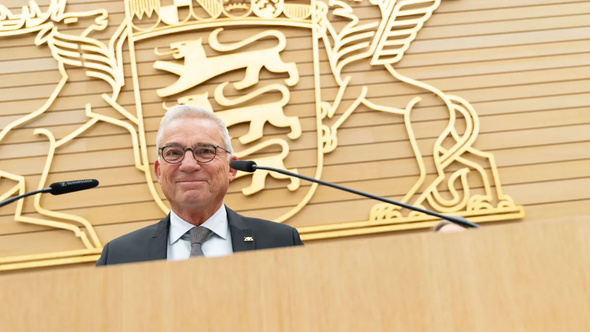 Dem Özdemir Ministerpräsident von Baden-Württemberg hält seine erste Regierungsansprache im Landtag von Baden-Württemberg.