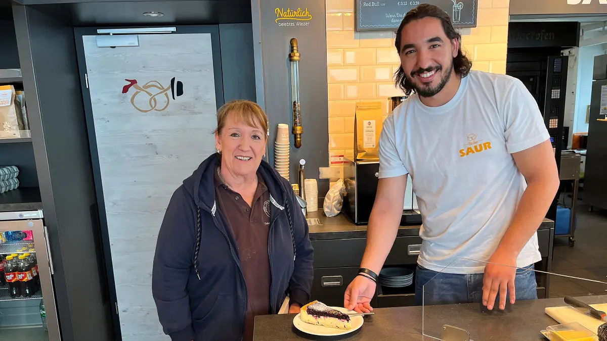 Youssef Kardad kommt gut in der Empfinger Filiale der Bäckerei Saur. Diese Stammkundin findet lobende Worte für den Ausbildenden: „Er ist sehr, sehr nett und freundlich. Man muss ihn einfach mögen.“
