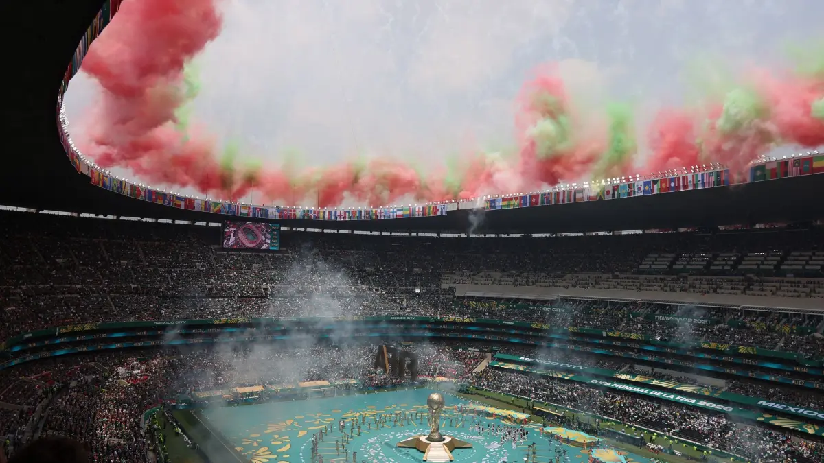 WM 2026 - Mexiko - Südafrika: 11.06.2026, Mexiko, Mexiko-Stadt: Fußball, Männer, WM, Eröffnungsspiel, Mexiko - Südafrika, Vorrunde, Gruppe A, Spieltag 1, Mexiko-Stadt-Stadion, Feuerwerk am Stadion bei der Eröffnungsfeier. Foto: Marcin Cholewinski/ZUMA Press Wire/dpa +++ dpa-Bildfunk +++