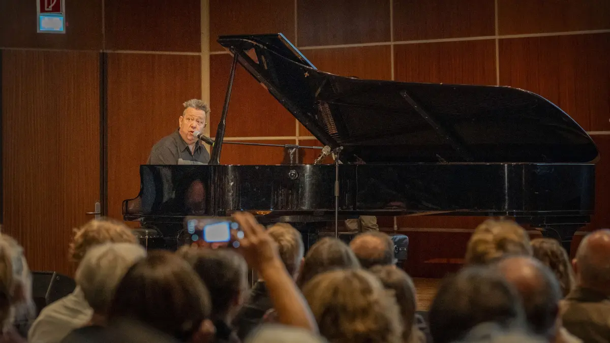 Kornhaus und Einstein Haus: Jubiläumsfeier 80 Jahre vh Ulm, musikalischer Rahmen mit Sebastian Krumbiegel