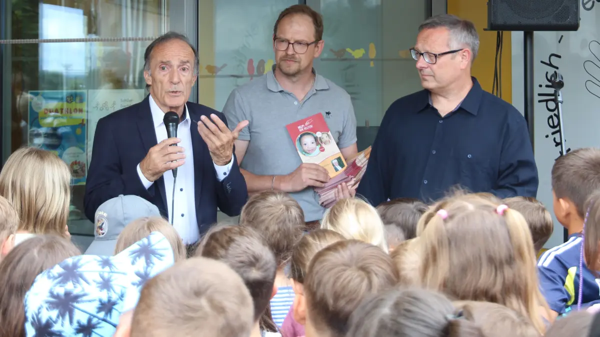 Turn-Star Eberhard Gienger dankt Ilshofener Grundschülern für ihr Engagement beim Spendenlauf. Ein Teil des Erlöses geht an den Verein Help! Wir helfen