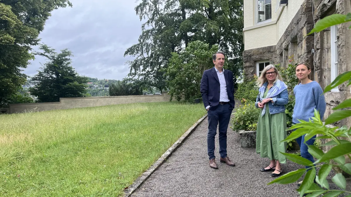 Bürgermeisterin Gundula Schäfer-Vogel (Mitte) mit Thomas Vautravers und Pauline Bolac vom ICFA.