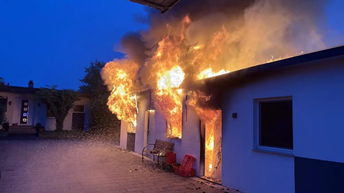 Eine Lagerhalle in der Salacher Brühlstraße stand am frühen Freitagmorgen in Flammen. Einsatzkräfte der Feuerwehr Salach konnten das Feuer innerhalb weniger Minuten löschen.