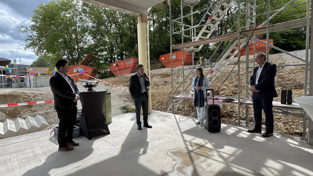 Badkap-Geschäftsführer Marcus Eichstädt, Albstadts Oberbürgermeister Roland Tralmer, Hotelmanagerin Angie Meier und Bädergruppe-Geschäftsführer Marcus Steinhart beim Richtfest des neuen Hotels am Badkap.