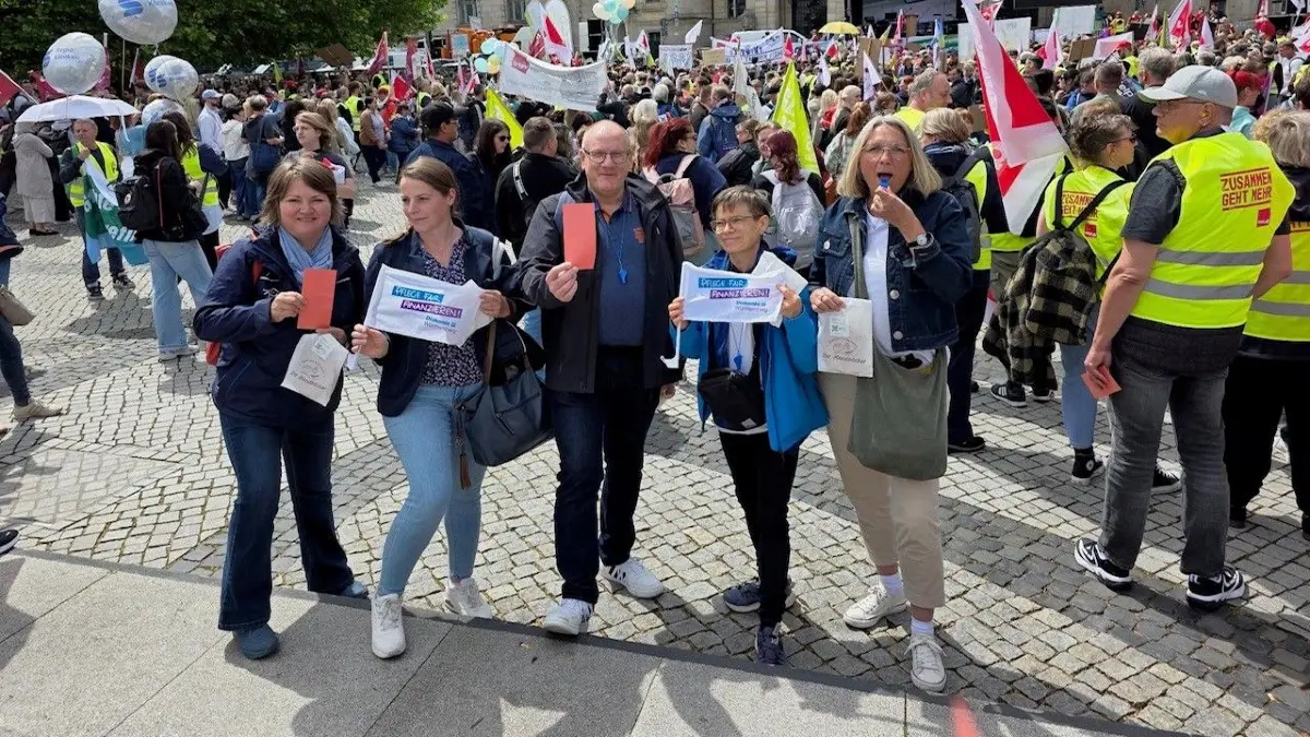 Andrea Beck reiste mit Kolleginnen und Kollegen des evangelischen Landesverbandes für Diakonie-Sozialstationen nach Hannover zur Protestaktion.