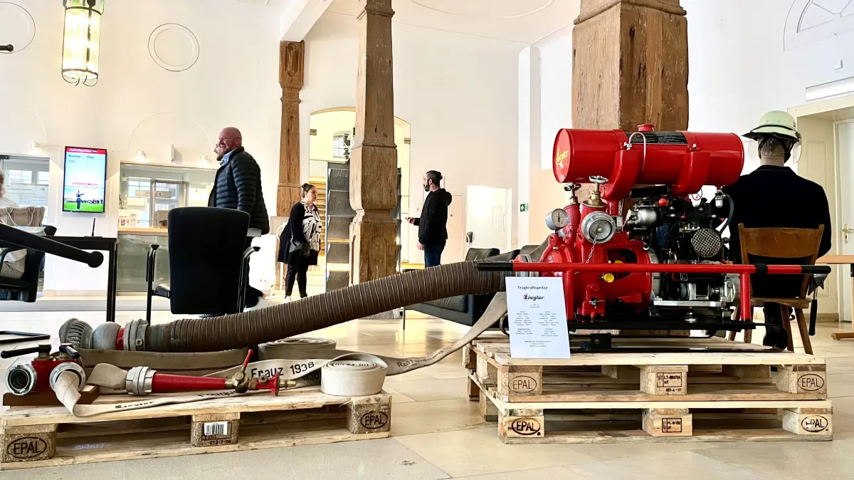 Tragkraftspritze von 1936 (Werksfeuerwehr Fouquet, Rottenburg), bei der Feuerwehrausstellung im Rathaus Rottenburg, Juni 2026