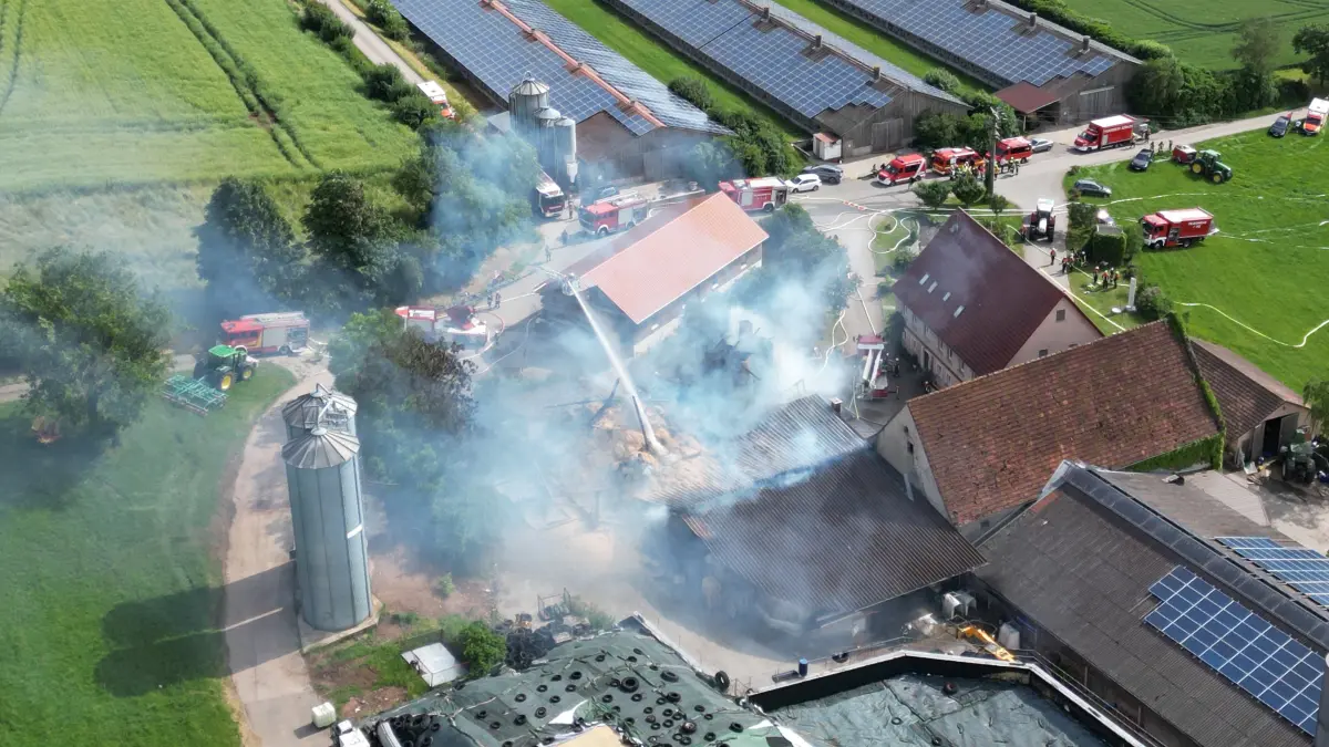 In Feuchtwangen (Landkreis Ansbach) ist am Donnerstagnachmittag (11.06.2026) eine Scheune im Ortsteil Volkertsweiler vollständig niedergebrannt. Gegen 15 Uhr wurde die Feuerwehr zunächst mit dem Alarmstichwort „Scheunenbrand B4“ alarmiert, das im Verlauf des Einsatzes auf „B5“ erhöht wurde.Rund 170 Einsatzkräfte von Feuerwehr, Technischem Hilfswerk und Rettungsdienst waren vor Ort, der Großteil davon von der Feuerwehr. Trotz des intensiven Brandgeschehens gelang es den Einsatzkräften, ein Übergreifen der Flammen auf angrenzende Wohnhäuser und Nebengebäude zu verhindern.Die Scheune wurde jedoch komplett zerstört, es entstand erheblicher Sachschaden. Verletzt wurde nach bisherigen Angaben niemand, weder Menschen noch Tiere kamen zu Schaden. Der Einsatz wird voraussichtlich noch bis in die Abendstunden, etwa gegen 20 Uhr, andauern. Foto: NEWS5 / Enrico Wohlgemuth Weitere Informationen... https://www.news5.de/news/news/read/42152