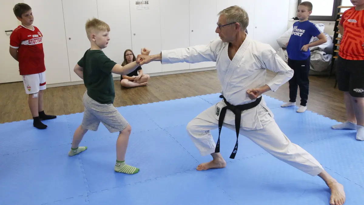 Geislingen - Im K19 lernen Kinder Karate - Karatekurs im K19 mit Hermann Wanner als Lehrer