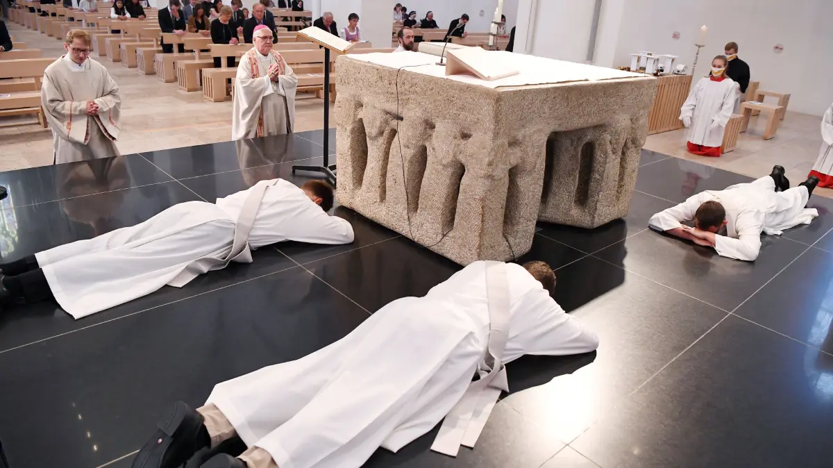 Priesterweihen 2020 Tag 1: Vorsicht: Dieses Foto ist möglicherweise nur für den einstigen Verlag Schwäbisches Tagblatt verwendbar. Rottenburg, Priesterweihe 2020 Tag 1 am 11.07.2020
Bischof Dr. Gebhard Fuerst (Mitte hinten) und die Weihekandidaten liegen auf dem Boden um den Altar im Rottenburger Dom St. Martin, Dom Diakon Jens Brueckner (re hinten am Boden)
FOTO: ULMER Pressebildagentur
xxNOxMODELxRELEASExx