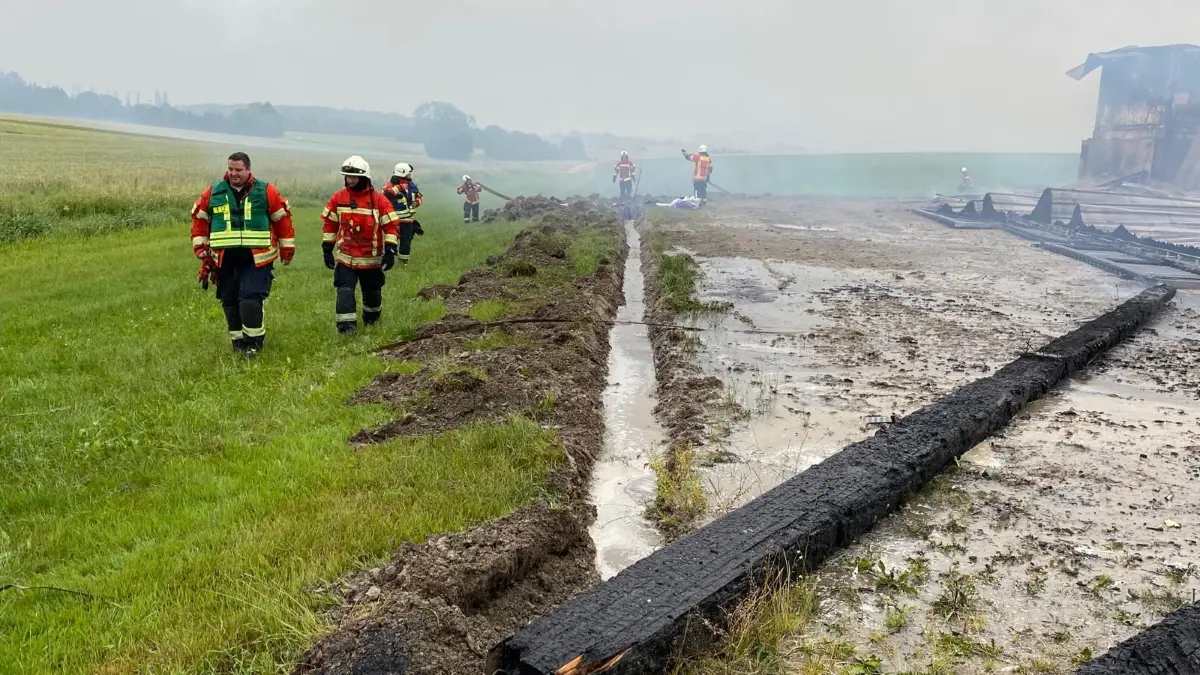 Auch am Freitagmorgen gegen 8.30 Uhr sind noch Einsatzkräfte der Feuerwehr am Brandort, löschen Glutnester im Heu ab und kontrollieren.