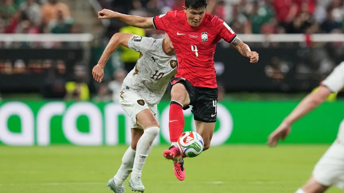 Fußball-WM - Südkorea - Tschechien: 11.06.2026, Mexiko, Zapopan: Fußball, Männer, WM, Südkorea - Tschechien, Vorrunde, Gruppe A, Spieltag 1, Guadalajara-Stadion in Zapopan bei Guadalajara. Der Südkoreaner Minjae Kim im Zweikampf mit dem Tschechen Patrik Schick. Foto: Dolores Ochoa/AP/dpa +++ dpa-Bildfunk +++