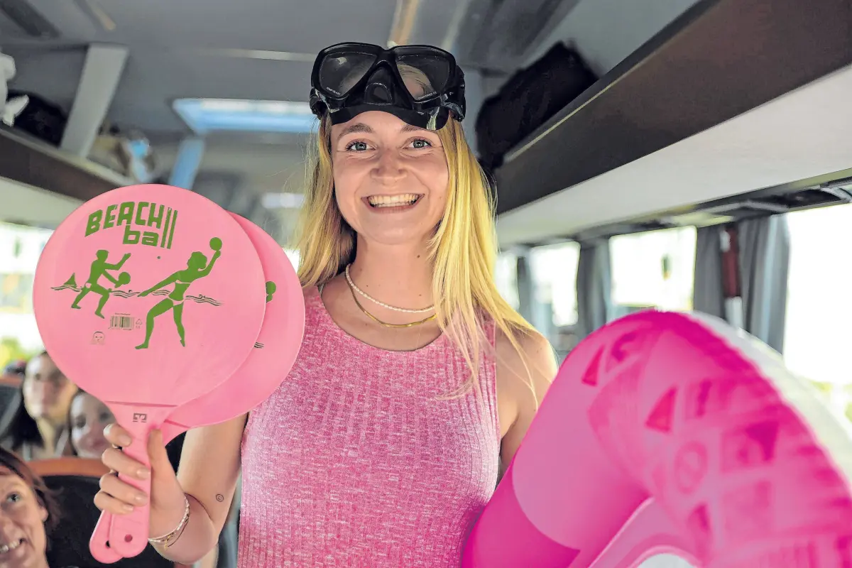 Auf einer Busreise finden Urlauber schnell Anschluss und genießen gemeinsame Erlebnisse am Wasser in geselliger Atmosphäre.⇥ Foto:gbk