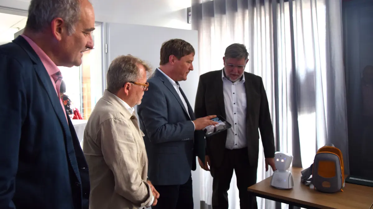 Martin Krohmer, Leiter der beiden Kreismedienzentren im Landkreis, erklärt Landrat Ulrich Fiedler, Bürgermeister Mike Münzing und Uwe Morgenstern, Vertreter des Kreistags die Funtion der Avatare.