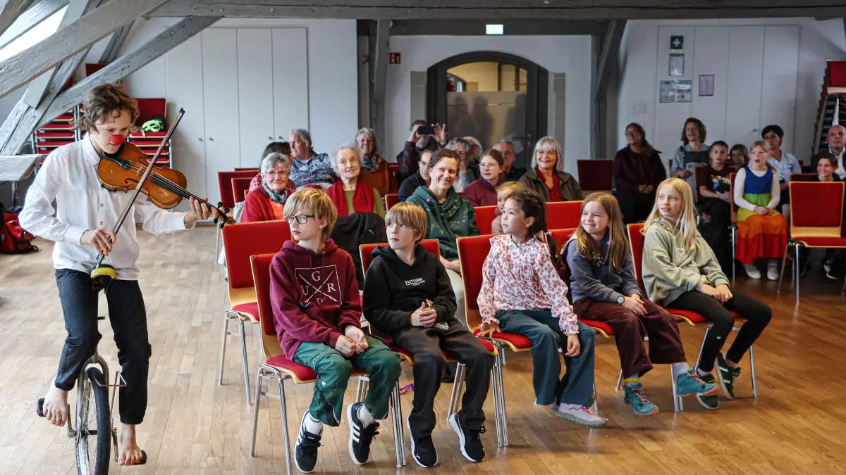 1. Rudi-Dietz-Wettbewerb der städtischen Musikschule Schwäbisch Hall: Die 14-jährige Laila Bräuer flitzt auf dem Einrad rund um den Erhard-Eppler-Saal des Haller Hauses der Bildung und spielt dabei den schwierigen Czárdás von Vittorio Monti.