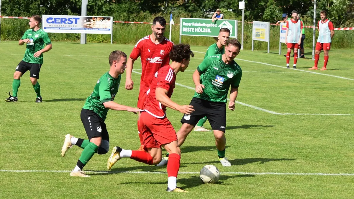 Der SV Tüngental (grün) und die Spvgg Unterrot stehen sich wieder in der Relegation gegenüber.