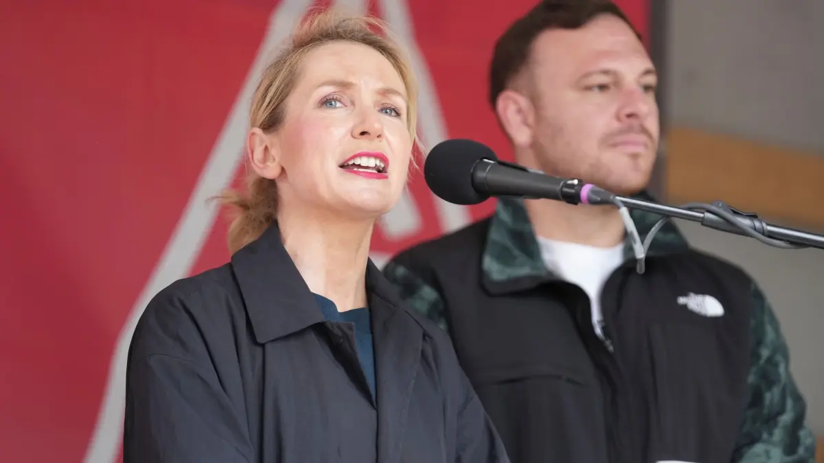 Kundgebungen der IG Metall für die Zukunft der Stahlindustrie: 12.06.2026, Berlin: Ines Schwerdtner (l, Die Linke) redet auf einer IG Metall Kundgebung für die Zukunft der Stahlindustrie. Foto: Sven Kaeuler/dpa +++ dpa-Bildfunk +++