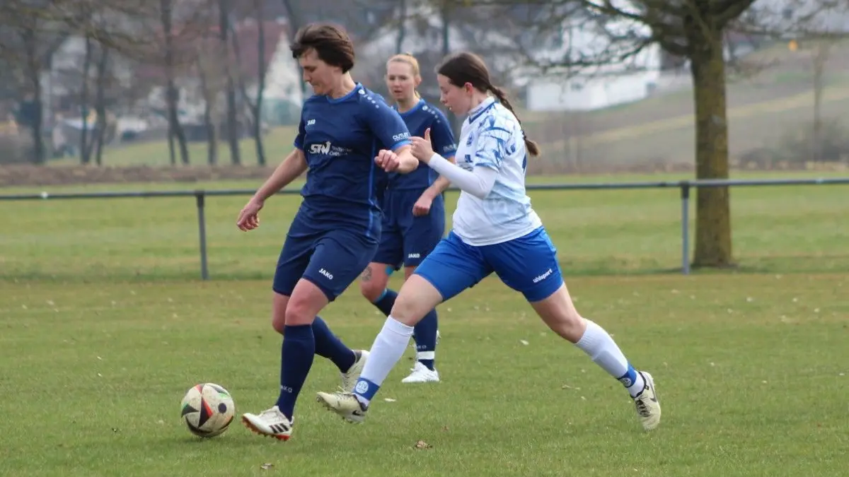 Sarah Herrmann (links) fungiert seit der Winterpause als Spielertrainerin bei der SGM Crailsheim/Jagstheim/Onolzheim.