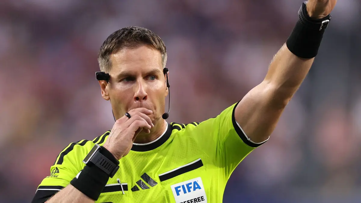 USA v Paraguay: Group D - FIFA World Cup 2026: LOS ANGELES, CALIFORNIA - JUNE 12: Referee Danny Makkelie looks on during the FIFA World Cup 2026 Group D match between USA and Paraguay at Los Angeles Stadium on June 12, 2026 in Los Angeles, California. Stu Forster/Getty Images/AFP (Photo by Stu Forster / GETTY IMAGES NORTH AMERICA / Getty Images via AFP)