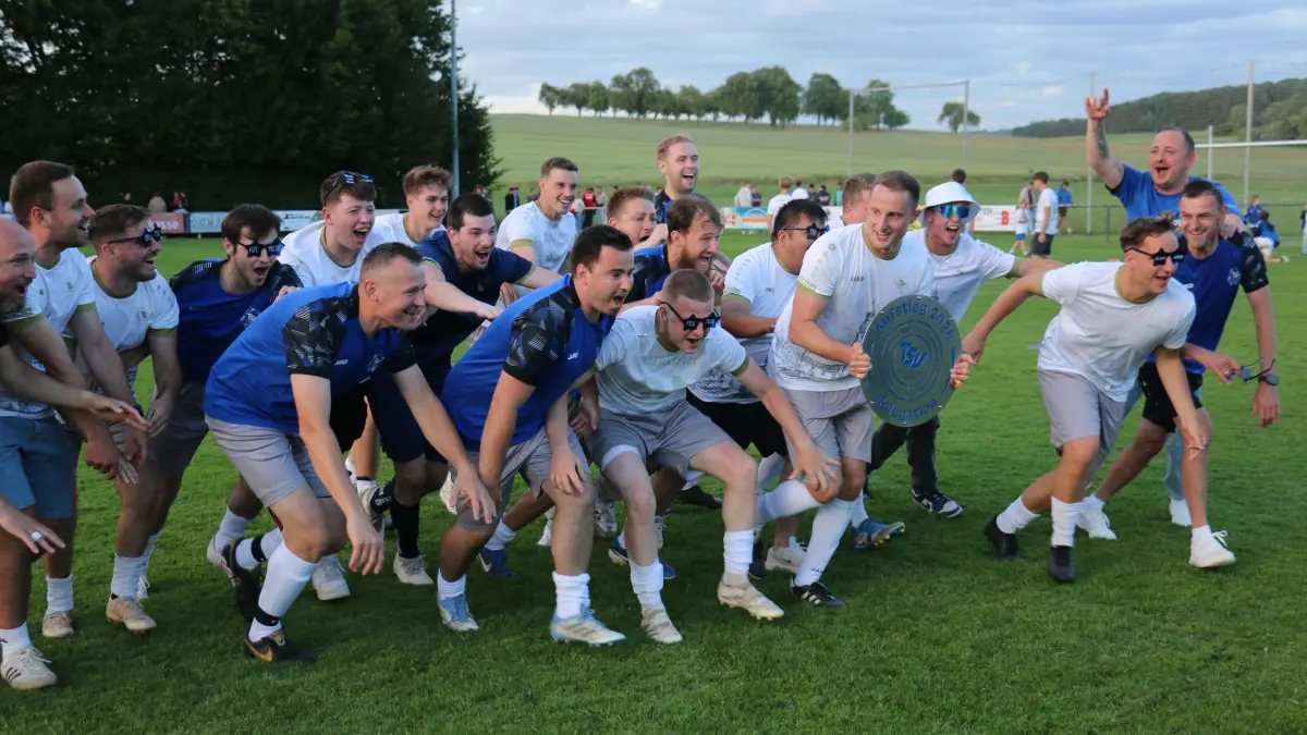 Der TSV Blaufelden darf nach dem 3:2-Sieg in Hengstfeld mit seinen Fans den Aufstieg in die A-Klasse bejubeln.