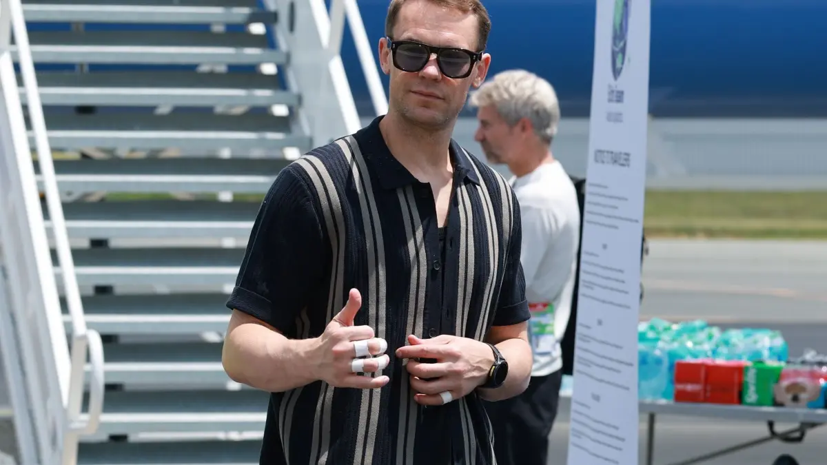 WM 2026 - Abreise nach Houston: 13.06.2026, USA, Winston-Salem: Fußball, WM 2026, Nationalmannschaft, Deutschland, Abreise nach Houston, vor dem ersten WM-Spiel gegen Curaçao, Torhüter Manuel Neuer vor der Abreise auf dem Smith Reynolds Flughafen. Foto: Jan Woitas/dpa +++ dpa-Bildfunk +++