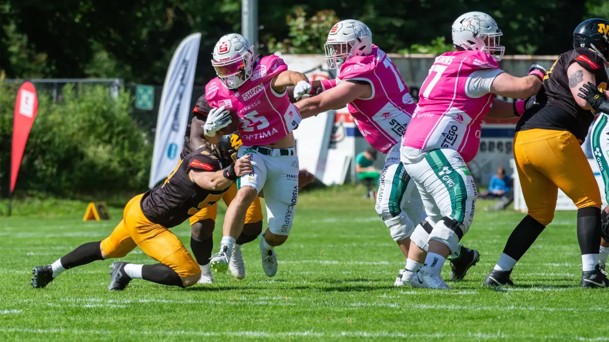 Die Schwäbisch Hall Unicorns (pinke Trikots) setzen sich mit einer guten Leistung gegen die Munich Cowboys durch.