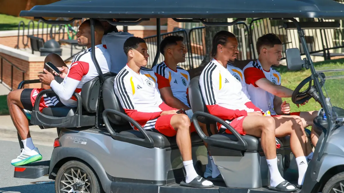 WM 2026 - Deutschland Abschlusstraining: 13.06.2026, USA, Winston-Salem: Fußball: Nationalmannschaft, Deutschland, Abschlusstraining, vor dem ersten WM-Spiel gegen Curaçao, Jonathan Tah (l-r), Jamal Musiala, Nadiem Amiri, Leroy Sané und Florian Wirtz kommen in einem Golfcart zum Training. Foto: Jan Woitas/dpa +++ dpa-Bildfunk +++