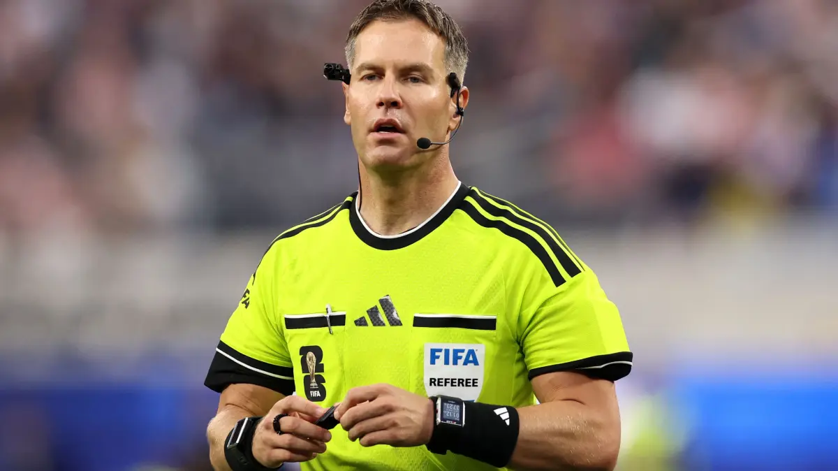 USA v Paraguay: Group D - FIFA World Cup 2026: LOS ANGELES, CALIFORNIA - JUNE 12: Referee Danny Makkelie looks on as a VAR check is underway for 'mistaken identify' involving an tackle between Miguel Almiron #10 of Paraguay and Tim Ream #13 of the United States during the FIFA World Cup 2026 Group D match between USA and Paraguay at Los Angeles Stadium on June 12, 2026 in Los Angeles, California. Richard Heathcote/Getty Images/AFP (Photo by Richard HEATHCOTE / GETTY IMAGES NORTH AMERICA / Getty Images via AFP)